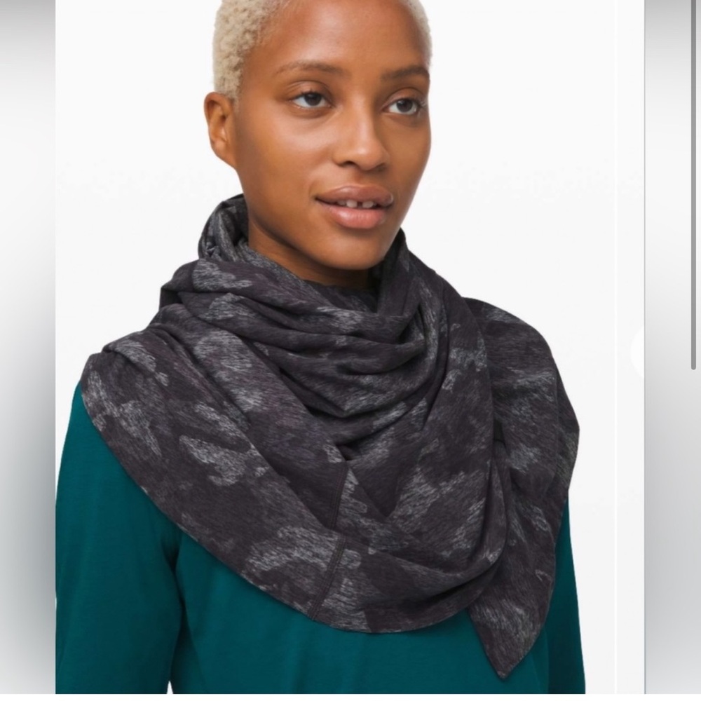 Lululemon Vinyasa scarf/*Rulu Incognito Camo
HTR Black